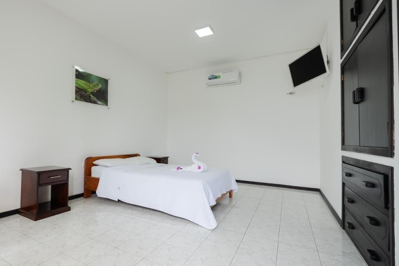 Hotel Pelican Bay Puerto Ayora  Esterno foto